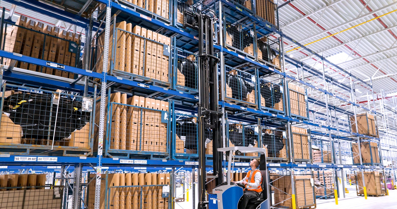 Xe nâng điện STILL vận hành tại kho Imperial Logistics